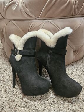 Shoe Dazzle Black Faux Suede High Heel Ankle Boots with Cream Fur Trim
